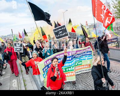 Am 1.. Mai 2018 versammelten sich mehrere Gewerkschafter auf dem Place Poelaert, der näher am Justizpalast in Brüssel, Belgien, liegt. Die Demostration marschierte auf dem Platz Rouppe in Brüssel, um für menschenwürdige Arbeitsbedingungen und ihre Rechte als Arbeitnehmer zu kämpfen. Mit dieser massiven Demonstration wollen tausende Menschen neue Rechte erobern, wie Gehaltserhöhungen, Regularisierung mit oder ohne Papiere, Sexismus und Rassismus stoppen usw. (Foto: Romy Arroyo Fernandez/NurPhoto) Stockfoto