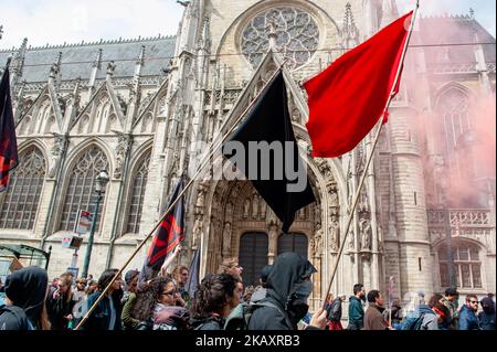 Am 1.. Mai 2018 versammelten sich mehrere Gewerkschafter auf dem Place Poelaert, der näher am Justizpalast in Brüssel, Belgien, liegt. Die Demostration marschierte auf dem Platz Rouppe in Brüssel, um für menschenwürdige Arbeitsbedingungen und ihre Rechte als Arbeitnehmer zu kämpfen. Mit dieser massiven Demonstration wollen tausende Menschen neue Rechte erobern, wie Gehaltserhöhungen, Regularisierung mit oder ohne Papiere, Sexismus und Rassismus stoppen usw. (Foto: Romy Arroyo Fernandez/NurPhoto) Stockfoto