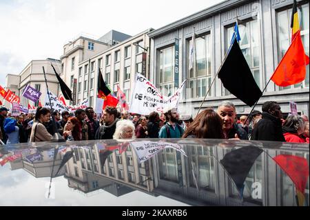 Am 1.. Mai 2018 versammelten sich mehrere Gewerkschafter auf dem Place Poelaert, der näher am Justizpalast in Brüssel, Belgien, liegt. Die Demostration marschierte auf dem Platz Rouppe in Brüssel, um für menschenwürdige Arbeitsbedingungen und ihre Rechte als Arbeitnehmer zu kämpfen. Mit dieser massiven Demonstration wollen tausende Menschen neue Rechte erobern, wie Gehaltserhöhungen, Regularisierung mit oder ohne Papiere, Sexismus und Rassismus stoppen usw. (Foto: Romy Arroyo Fernandez/NurPhoto) Stockfoto