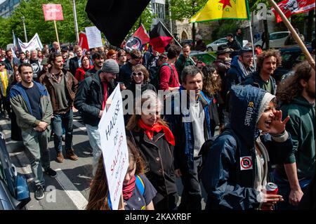 Am 1.. Mai 2018 versammelten sich mehrere Gewerkschafter auf dem Place Poelaert, der näher am Justizpalast in Brüssel, Belgien, liegt. Die Demostration marschierte auf dem Platz Rouppe in Brüssel, um für menschenwürdige Arbeitsbedingungen und ihre Rechte als Arbeitnehmer zu kämpfen. Mit dieser massiven Demonstration wollen tausende Menschen neue Rechte erobern, wie Gehaltserhöhungen, Regularisierung mit oder ohne Papiere, Sexismus und Rassismus stoppen usw. (Foto: Romy Arroyo Fernandez/NurPhoto) Stockfoto