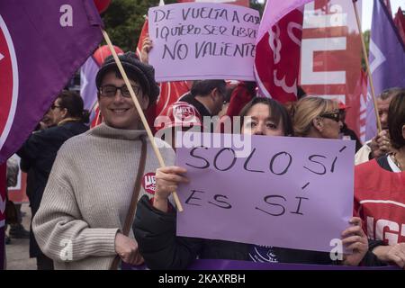 Die Frauen bemerkten ihre Wut über das Gerichtsurteil gegen die "Herde" mit Plakaten, auf denen am 1.. Mai 2018 in Santander, Spanien, stand: "Nur wenn es ja ist" oder "zu Hause möchte ich frei sein, nicht mutig". Der Internationale Tag der Arbeit wird Tausende von Menschen in Städten im ganzen Land mobilisieren. Die Gewerkschaften rufen dazu auf, auf die Straße zu gehen, um gegen die Unsicherheit der Arbeit zu protestieren und im Rahmen der wirtschaftlichen Erholung bessere Löhne zu fordern. Unter dem Motto "Time to win" haben die wichtigsten Gewerkschaften, UGT und CCOO, Mobilisierungen alle Gemeinden als autonom bezeichnet. (Foto von Joaquin Gomez Sastre/NurPhoto) Stockfoto