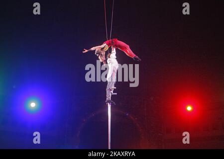 Akrobaten treten während der Präsentation der neuen Show "die Fresken von Kiew" auf, die der Feier des 250.. Jahrestages des stationären Zirkus gewidmet ist, im Ukrainischen Nationalzirkus in Kiew, Ukraine, am 03. Mai 2018. (Foto von STR/NurPhoto) Stockfoto