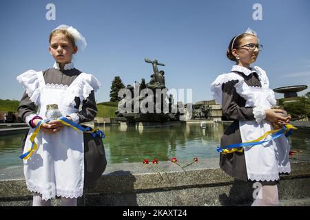 Eine Parade von jungen ukrainischen Kadetten und Schulkindern während einer Gedenkfeier zum Tag des Sieges im Museum des Zweiten Weltkriegs in Kiew am 4. Mai 2018. 9. Mai 2018 Menschen aus den Ländern der ehemaligen UdSSR werden den 73.. Jahrestag des Sieges über Nazi-Deutschland im Zweiten Weltkrieg feiern (Foto von Oleg Pereverzev/NurPhoto) Stockfoto