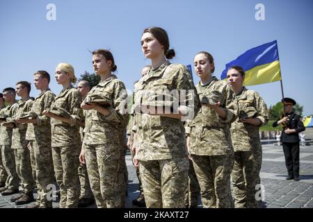 Eine Parade von jungen ukrainischen Kadetten und Schulkindern während einer Gedenkfeier zum Tag des Sieges im Museum des Zweiten Weltkriegs in Kiew am 4. Mai 2018. 9. Mai 2018 Menschen aus den Ländern der ehemaligen UdSSR werden den 73.. Jahrestag des Sieges über Nazi-Deutschland im Zweiten Weltkrieg feiern (Foto von Oleg Pereverzev/NurPhoto) Stockfoto