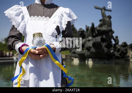 Eine Parade von jungen ukrainischen Kadetten und Schulkindern während einer Gedenkfeier zum Tag des Sieges im Museum des Zweiten Weltkriegs in Kiew am 4. Mai 2018. 9. Mai 2018 Menschen aus den Ländern der ehemaligen UdSSR werden den 73.. Jahrestag des Sieges über Nazi-Deutschland im Zweiten Weltkrieg feiern (Foto von Oleg Pereverzev/NurPhoto) Stockfoto