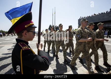 Eine Parade von jungen ukrainischen Kadetten und Schulkindern während einer Gedenkfeier zum Tag des Sieges im Museum des Zweiten Weltkriegs in Kiew am 4. Mai 2018. 9. Mai 2018 Menschen aus den Ländern der ehemaligen UdSSR werden den 73.. Jahrestag des Sieges über Nazi-Deutschland im Zweiten Weltkrieg feiern (Foto von Oleg Pereverzev/NurPhoto) Stockfoto