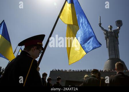 Eine Parade von jungen ukrainischen Kadetten und Schulkindern während einer Gedenkfeier zum Tag des Sieges im Museum des Zweiten Weltkriegs in Kiew am 4. Mai 2018. 9. Mai 2018 Menschen aus den Ländern der ehemaligen UdSSR werden den 73.. Jahrestag des Sieges über Nazi-Deutschland im Zweiten Weltkrieg feiern (Foto von Oleg Pereverzev/NurPhoto) Stockfoto