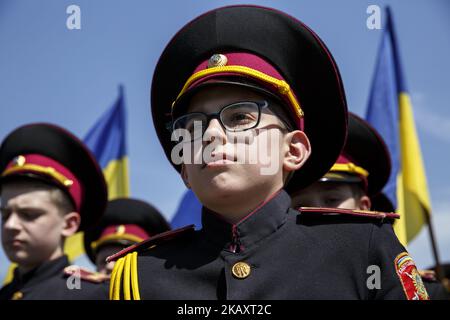 Eine Parade von jungen ukrainischen Kadetten und Schulkindern während einer Gedenkfeier zum Tag des Sieges im Museum des Zweiten Weltkriegs in Kiew am 4. Mai 2018. 9. Mai 2018 Menschen aus den Ländern der ehemaligen UdSSR werden den 73.. Jahrestag des Sieges über Nazi-Deutschland im Zweiten Weltkrieg feiern (Foto von Oleg Pereverzev/NurPhoto) Stockfoto