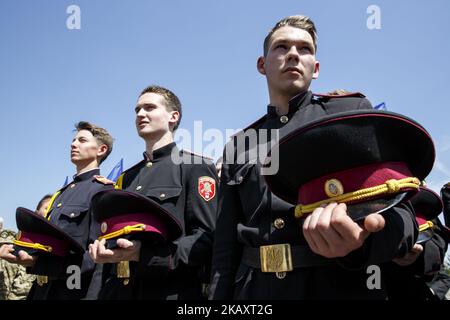 Eine Parade von jungen ukrainischen Kadetten und Schulkindern während einer Gedenkfeier zum Tag des Sieges im Museum des Zweiten Weltkriegs in Kiew am 4. Mai 2018. 9. Mai 2018 Menschen aus den Ländern der ehemaligen UdSSR werden den 73.. Jahrestag des Sieges über Nazi-Deutschland im Zweiten Weltkrieg feiern (Foto von Oleg Pereverzev/NurPhoto) Stockfoto