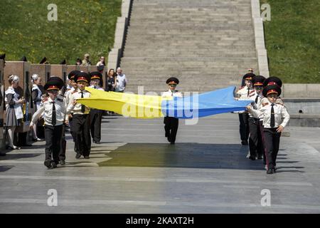 Eine Parade von jungen ukrainischen Kadetten und Schulkindern während einer Gedenkfeier zum Tag des Sieges im Museum des Zweiten Weltkriegs in Kiew am 4. Mai 2018. 9. Mai 2018 Menschen aus den Ländern der ehemaligen UdSSR werden den 73.. Jahrestag des Sieges über Nazi-Deutschland im Zweiten Weltkrieg feiern (Foto von Oleg Pereverzev/NurPhoto) Stockfoto