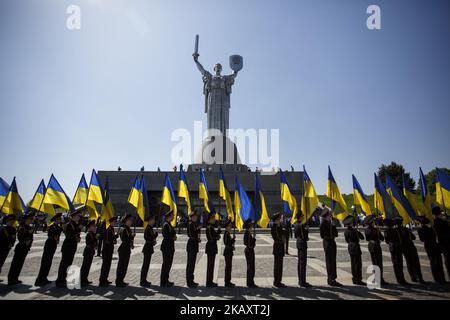 Eine Parade von jungen ukrainischen Kadetten und Schulkindern während einer Gedenkfeier zum Tag des Sieges im Museum des Zweiten Weltkriegs in Kiew am 4. Mai 2018. 9. Mai 2018 Menschen aus den Ländern der ehemaligen UdSSR werden den 73.. Jahrestag des Sieges über Nazi-Deutschland im Zweiten Weltkrieg feiern (Foto von Oleg Pereverzev/NurPhoto) Stockfoto