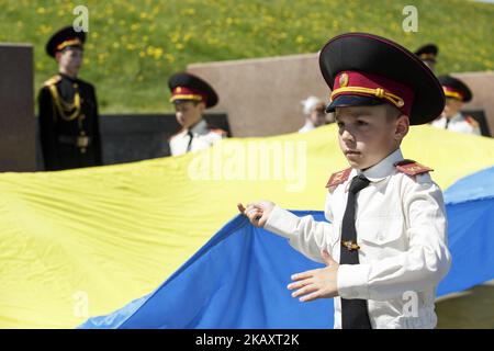 Eine Parade von jungen ukrainischen Kadetten und Schulkindern während einer Gedenkfeier zum Tag des Sieges im Museum des Zweiten Weltkriegs in Kiew am 4. Mai 2018. 9. Mai 2018 Menschen aus den Ländern der ehemaligen UdSSR werden den 73.. Jahrestag des Sieges über Nazi-Deutschland im Zweiten Weltkrieg feiern (Foto von Oleg Pereverzev/NurPhoto) Stockfoto