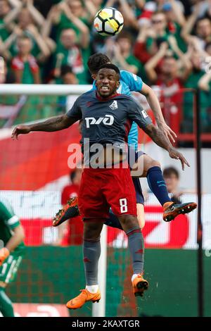 Jefferson Farfan vom FC Lokomotiv Moskau und Miha Mevlja vom FC Zenit Sankt Petersburg während des Spiels der Russischen Fußball-Liga zwischen dem FC Lokomotiv Moskau und dem FC Zenit Sankt Petersburg am 5. Mai 2018 in der RZD Arena in Moskau, Russland. (Foto von Mike Kireev/NurPhoto) Stockfoto