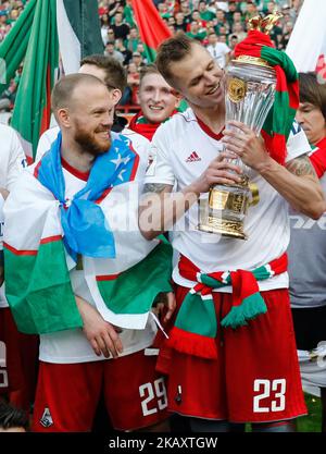 Vitaliy Denisov (L) und Dmitri Tarasov vom FC Lokomotiv Moskau feiern mit der Trophäe nach dem Spiel der Russischen Fußball-Liga zwischen dem FC Lokomotiv Moskau und dem FC Zenit Sankt Petersburg am 5. Mai 2018 in der RZD Arena in Moskau, Russland. (Foto von Mike Kireev/NurPhoto) Stockfoto