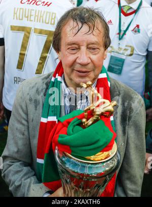 FC Lokomotiv Moskau Cheftrainer Juri Semin mit der Trophäe nach dem Spiel der Russischen Fußball-Liga zwischen FC Lokomotiv Moskau und FC Zenit Sankt Petersburg am 5. Mai 2018 in der RZD Arena in Moskau, Russland. (Foto von Mike Kireev/NurPhoto) Stockfoto