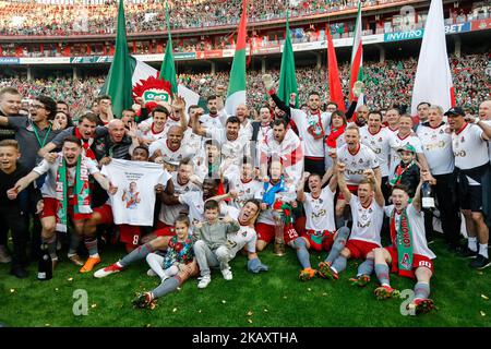 Die Spieler des FC Lokomotiv Moskau feiern mit der Trophäe nach dem Spiel der Russischen Fußball-Liga zwischen dem FC Lokomotiv Moskau und dem FC Zenit Sankt Petersburg am 5. Mai 2018 in der RZD Arena in Moskau, Russland. (Foto von Mike Kireev/NurPhoto) Stockfoto