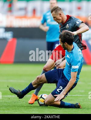 Aleksandr Erokhin (#21) des FC Zenit Sankt Petersburg und Dmitri Tarasov des FC Lokomotiv Moskau während des Spiels der Russischen Fußball-Liga zwischen dem FC Lokomotiv Moskau und dem FC Zenit Sankt Petersburg am 5. Mai 2018 in der RZD Arena in Moskau, Russland. (Foto von Mike Kireev/NurPhoto) Stockfoto