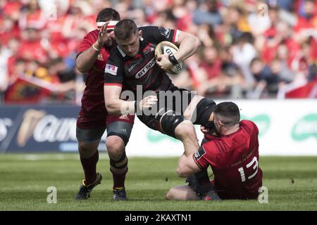 Blair Kinghorn von Edinburgh tackle von James Cronin und Sammy Arnold von Münster während des Guinness PRO14 Halbfinale-Qualifikationsspiel zwischen Munster Rugby und Edinburgh Rugby am 5. Mai 2018 im Thomond Park Stadium in Limerick, Irland (Foto von Andrew Surma/NurPhoto) Stockfoto