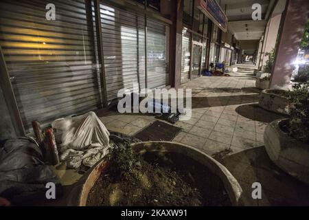 Pakistanische Migranten verbringen die Nacht im Freien in Thessaloniki in Griechenland. Der Gruppe von Männern wird verwehrt, in jedem Tierheim zu bleiben, selbst mit den richtigen Dokumenten, so dass sie die Nacht verbringen und draußen auf den Straßen leben. NGOs stellen ihnen Nahrung zur Verfügung, aber nicht am Wochenende. Einige der Menschen aus Pakistan haben gesundheitliche Probleme und fordern Nahrung und eine Überführung nach Italien oder Deutschland. Die Bilder werden nach Mitternacht im Mai 2018 aufgenommen. (Foto von Nicolas Economou/NurPhoto) Stockfoto