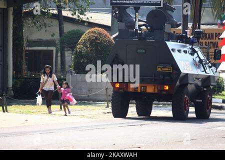 Die Polizei des Mobile Brigade Corps war am Donnerstag, den 9. Mai 2018, vor dem Kommandohauptsitz des Mobile Brigade Corps in Depok, West Java, auf der Wache. Im Zusammenhang mit Unruhen, die in Gefängniszellen am Mittwoch Abend (8/5) auftraten. Die Polizei teilte mit, dass es sich bei den Krawallen um eine Reihe von Häftlingen mit Polizeibeamten in den Zellblöcken B und C handle. Während der IS durch seine Propagandamedien behauptete, dass Al-Aqma hinter dem Angriff von Häftlingen auf den Polizisten stand, wodurch 4 Polizisten verletzt wurden. Bis jetzt versucht die Polizei immer noch, die Situation unter Kontrolle zu bringen. (Foto von Aditya Irawan/NurPhoto) Stockfoto