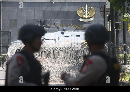 Die Polizei des Mobile Brigade Corps war am Donnerstag, den 9. Mai 2018, vor dem Kommandohauptsitz des Mobile Brigade Corps in Depok, West Java, auf der Wache. Im Zusammenhang mit Unruhen, die in Gefängniszellen am Mittwoch Abend (8/5) auftraten. Die Polizei teilte mit, dass es sich bei den Krawallen um eine Reihe von Häftlingen mit Polizeibeamten in den Zellblöcken B und C handle. Während der IS durch seine Propagandamedien behauptete, dass Al-Aqma hinter dem Angriff von Häftlingen auf den Polizisten stand, wodurch 4 Polizisten verletzt wurden. Bis jetzt versucht die Polizei immer noch, die Situation unter Kontrolle zu bringen. (Foto von Aditya Irawan/NurPhoto) Stockfoto