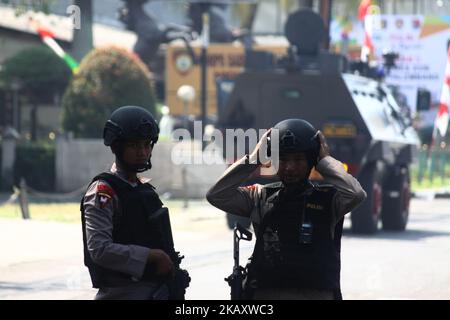 Die Polizei des Mobile Brigade Corps war am Donnerstag, den 9. Mai 2018, vor dem Kommandohauptsitz des Mobile Brigade Corps in Depok, West Java, auf der Wache. Im Zusammenhang mit Unruhen, die in Gefängniszellen am Mittwoch Abend (8/5) auftraten. Die Polizei teilte mit, dass es sich bei den Krawallen um eine Reihe von Häftlingen mit Polizeibeamten in den Zellblöcken B und C handle. Während der IS durch seine Propagandamedien behauptete, dass Al-Aqma hinter dem Angriff von Häftlingen auf den Polizisten stand, wodurch 4 Polizisten verletzt wurden. Bis jetzt versucht die Polizei immer noch, die Situation unter Kontrolle zu bringen. (Foto von Aditya Irawan/NurPhoto) Stockfoto