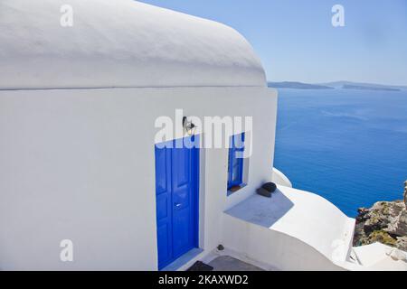 Santorini Insel in Griechenland. Die ikonische Insel ist eines der Wahrzeichen für den Tourismus in Griechenland und zieht vor allem Paare aus den Flitterwochen an, aber auch Millionen von Touristen aus der ganzen Welt, um die vulkanische Insel mit dem einzigartigen Sonnenuntergang zu bewundern. Die Insel hat einige berühmte Dörfer wie Fira oder Oia, die auf dem Hügel des Vulkans mit weiß getünchten Häusern und blauen Kuppelkapellen gebaut wurden. (Foto von Nicolas Economou/NurPhoto) Stockfoto