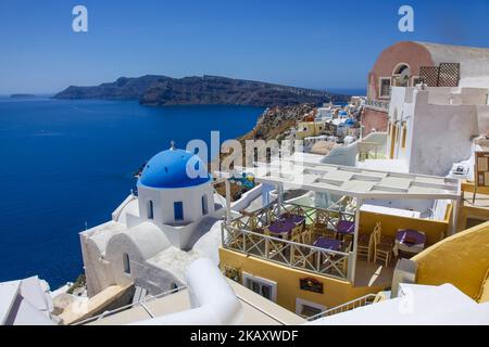 Santorini Insel in Griechenland. Die ikonische Insel ist eines der Wahrzeichen für den Tourismus in Griechenland und zieht vor allem Paare aus den Flitterwochen an, aber auch Millionen von Touristen aus der ganzen Welt, um die vulkanische Insel mit dem einzigartigen Sonnenuntergang zu bewundern. Die Insel hat einige berühmte Dörfer wie Fira oder Oia, die auf dem Hügel des Vulkans mit weiß getünchten Häusern und blauen Kuppelkapellen gebaut wurden. (Foto von Nicolas Economou/NurPhoto) Stockfoto