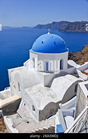 Santorini Insel in Griechenland. Die ikonische Insel ist eines der Wahrzeichen für den Tourismus in Griechenland und zieht vor allem Paare aus den Flitterwochen an, aber auch Millionen von Touristen aus der ganzen Welt, um die vulkanische Insel mit dem einzigartigen Sonnenuntergang zu bewundern. Die Insel hat einige berühmte Dörfer wie Fira oder Oia, die auf dem Hügel des Vulkans mit weiß getünchten Häusern und blauen Kuppelkapellen gebaut wurden. (Foto von Nicolas Economou/NurPhoto) Stockfoto