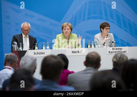 Bundeskanzlerin Angela Merkel (C) und CDU-Generalsekretärin Annegret Kramp-Karrenbauer (R) sind während einer Bezirksvorsitzenden- und -Vorsitzender-Konferenz am 9. Mai 2018 im Konrad-Adenauer-Haus der CDU in Berlin abgebildet. (Foto von Emmanuele Contini/NurPhoto) Stockfoto