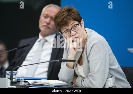 Die CDU-Generalsekretärin Annegret Kramp-Karrenbauer (R) ist während einer Bezirksvorsitzenden- und -Vorsitzender-Konferenz am 9. Mai 2018 im Konrad-Adenauer-Haus der CDU in Berlin abgebildet. (Foto von Emmanuele Contini/NurPhoto) Stockfoto