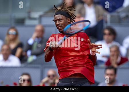 Gael Monfils aus Frankreich in Aktion während seines Spiels gegen Rafael Nadal aus Spanien am fünften Tag des Mutua Madrid Open Tennisturniers im Caja Magica am 9. Mai 2018 in Madrid, Spanien (Foto von David Aliaga/NurPhoto) Stockfoto