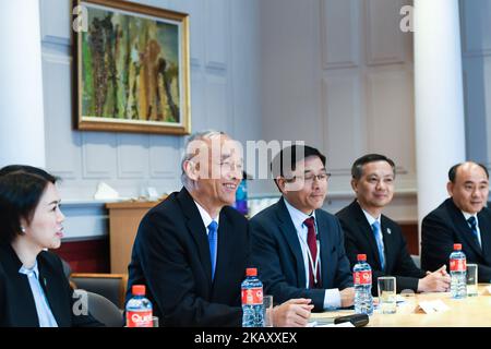 Cai Qi (zweite Linke), der derzeitige Sekretär der Kommunistischen Partei von Peking und Mitglied des Politbüros der Kommunistischen Partei Chinas, während des Treffens mit dem Taoiseach, Leo Varadkar, in Regierungsgebäuden in Dublin. Am Donnerstag, den 10. Mai 2018, in Dublin, Irland. (Foto von Artur Widak/NurPhoto) Stockfoto