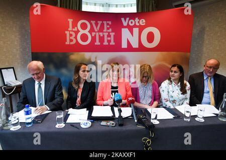 (Von links nach rechts) Prof. William Binchy, Monica Hadarean, Cora Sherlock, Sinead McBreen, Diana Gherasin und Dr. Trevor Hayes bei einer Pressekonferenz zu LoveBoth in Bezug auf Familien, die während der Schwangerschaft Druck hatten, sich für Abtreibung und das Thema Abtreibung bei Behinderungen zu entscheiden. Am Donnerstag, den 10. Mai 2018, in Buswells Hotel, Dublin, Irland. (Foto von Artur Widak/NurPhoto) Stockfoto