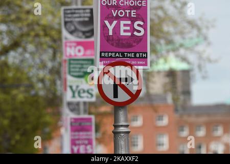 Abstimmung JA nahe Abstimmung KEINE Plakate im Stadtzentrum von Dublin gesehen, die für die Aufhebung und die Beibehaltung des achten Amendments der irischen Verfassung eintreten - ein Referendum, das für den 25.. Mai festgesetzt wurde. Am Donnerstag, den 10. Mai 2018, in Dublin, Irland. (Foto von Artur Widak/NurPhoto) Stockfoto