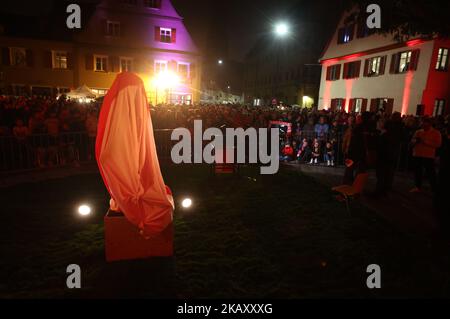 Bayern, Nördlingen: Am 03. November 2022 warten die Menschen auf die Enthüllung einer Statue des ehemaligen Torschützers Gerd Müller. Foto: Karl-Josef Hildenbrand/dpa Stockfoto