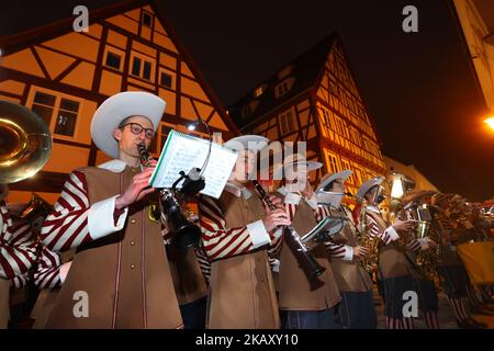 Bayern, Nördlingen: Am 03. November 2022 spielen Musiker anlässlich der Enthüllung einer Statue des ehemaligen Torjäger Gerd Müller. Foto: Karl-Josef Hildenbrand/dpa Stockfoto