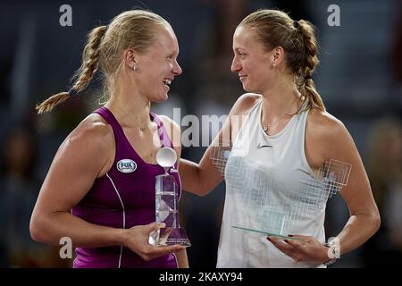 Petra Kvitova (R) aus der Tschechischen Republik posiert mit Kiki Bertens aus den Niederlanden nach ihrem letzten Spiel am achten Tag des Tennisturniers Mutua Madrid Open am 12. Mai 2018 in der Caja Magica in Madrid, Spanien (Foto: David Aliaga/NurPhoto) Stockfoto