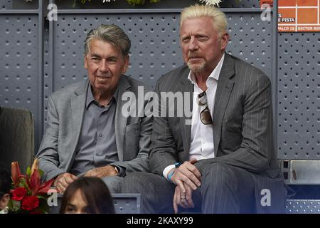 Turnierdirektor Manolo Santana (L) und ehemaliger deutscher Tennisspieler Boris Becker Tag acht des Mutua Madrid Open Tennisturniers bei der Caja Magica am 12. Mai 2018 in Madrid, Spanien (Foto: David Aliaga/NurPhoto) Stockfoto