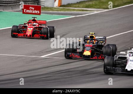 05 Sebastian Vettel aus Deutschland mit Scuderia Ferrari SF71H beim Versuch, 33 Max Verstappen Max aus den Niederlanden zu überholen Aston Martin Red Bull Tag Heuer RB14 beim spanischen Formel-1-Grand-Prix am Circuit de Catalunya am 13. Mai 2018 in Montmelo, Spanien. (Foto von Xavier Bonilla/NurPhoto) Stockfoto