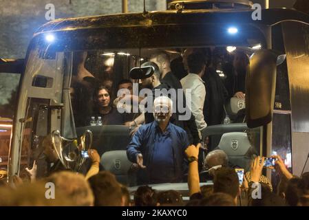 PAOK FC, die Fußballmannschaft mit Sitz in Thessaloniki, Griechenland, gewann am 12. Mai 2018 in Athen, im Olympiastadion und spielte mit der gegnerischen Mannschaft AEK. Während, vor und nach dem Spiel gab es einige Zwischenfälle. In Thessaloniki war alles mächtig. Die Leute begrüßten das Team im Bus mit dem Pokal vor dem Wahrzeichen der Stadt, dem Weißen Turm. Unter den Menschen war Ivan Savvidis, ein russischer Geschäftsmann, dem 2 Jahre lang verboten ist, in die griechischen Stadien einzutreten. (Foto von Nicolas Economou/NurPhoto) Stockfoto