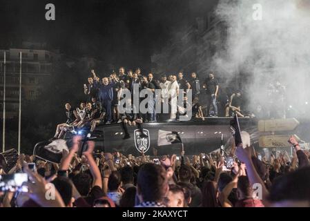 PAOK FC, die Fußballmannschaft mit Sitz in Thessaloniki, Griechenland, gewann am 12. Mai 2018 in Athen, im Olympiastadion und spielte mit der gegnerischen Mannschaft AEK. Während, vor und nach dem Spiel gab es einige Zwischenfälle. In Thessaloniki war alles mächtig. Die Leute begrüßten das Team im Bus mit dem Pokal vor dem Wahrzeichen der Stadt, dem Weißen Turm. Unter den Menschen war Ivan Savvidis, ein russischer Geschäftsmann, dem 2 Jahre lang verboten ist, in die griechischen Stadien einzutreten. (Foto von Nicolas Economou/NurPhoto) Stockfoto