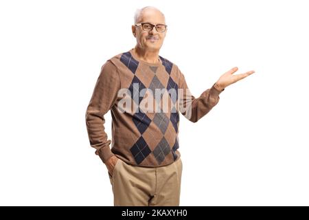 Älterer Mann, der etwas mit isolierter Hand auf weißem Hintergrund zeigt Stockfoto