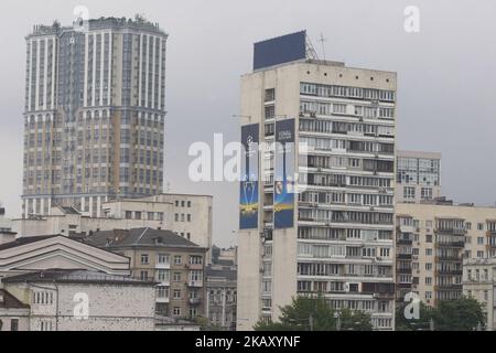 Ein Banner mit dem Logo für das Finale der UEFA Champions League 2018 ist auf einem Gebäude in Kiew, Ukraine, am 14. Mai 2018 zu sehen. Kiew bereitet sich auf das UEFA Champions League-Finale 2018 vor, das am 26. Mai im NSC Olimpiyskiy Stadium ausgetragen wird. (Foto von STR/NurPhoto) Stockfoto