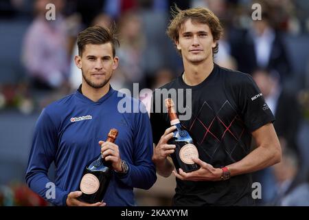 Alexander Zverev (R) aus Deutschland posiert neben Dominic Thiem aus Österreich mit Champagner am 9. Tag des Mutua Madrid Open Tennisturniers im Caja Magica am 13. Mai 2018 in Madrid, Spanien (Foto: David Aliaga/NurPhoto) Stockfoto