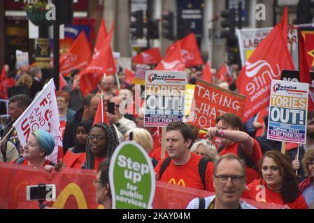 Der Trades Union Congress (TUC) marschieren durch das Zentrum Londons und fordern am 12. Mai 2018 einen neuen Deal für die arbeitenden Menschen in London. Die TUC rief am 12. Mai zu einer nationalen Demonstration auf, um ein Ende der Sparpolitik der Regierung und bessere Rechte für alle am Arbeitsplatz zu fordern. (Foto von Alberto Pezzali/NurPhoto) Stockfoto