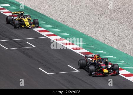 Draufsicht von 33 Max Verstappen Max aus den Niederlanden Aston Martin Red Bull Tag Heuer RB14 gefolgt von 55 Carlos Sainz aus Spanien Renault Sport F1 Team RS18 während der spanischen Formel-1-Saisonprüfung junger Fahrer auf dem Circuit de Barcelona - Catalunya am 15.. Und 16.. März, 2018 in Montmelo, Spanien. (Foto von Xavier Bonilla/NurPhoto) Stockfoto