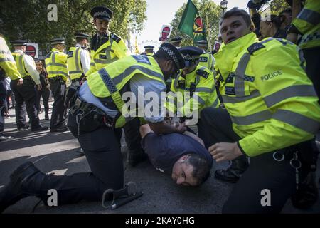 Kurdischer Protestler, der während der Demonstration gegen den Besuch des türkischen Präsidenten Erdogan in London von der brisischen Polizei verhaftet wurde. Hunderte kurdischer Demonstranten haben sich am 15. Mai 2018 vor der Downing Street, London, Großbritannien, versammelt, die von der britischen Polizei überwacht wird. Sie beschwerten sich gegen den Besuch des türkischen Präsidenten Erdogan. Gleichzeitig forderte das türkische Volk ihre Unterstützung für seinen Führer. Zwischen den beiden Gruppen kam es zu einigen Zusammenstößen, die schnell unter Kontrolle der Behörde standen. (Foto von Guillaume Pinon/NurPhoto) Stockfoto
