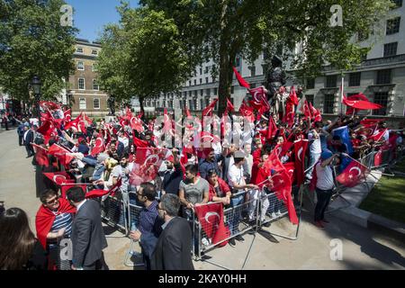 Türkische Demonstranten unterstützen den Besuch ihres Präsidenten Erdogan in London. Hunderte kurdischer Demonstranten haben sich am 15. Mai 2018 vor der Downing Street, London, Großbritannien, versammelt, die von der britischen Polizei überwacht wird. Sie beschwerten sich gegen den Besuch des türkischen Präsidenten Erdogan. Gleichzeitig forderte das türkische Volk ihre Unterstützung für seinen Führer. Zwischen den beiden Gruppen kam es zu einigen Zusammenstößen, die schnell unter Kontrolle der Behörde standen. (Foto von Guillaume Pinon/NurPhoto) Stockfoto