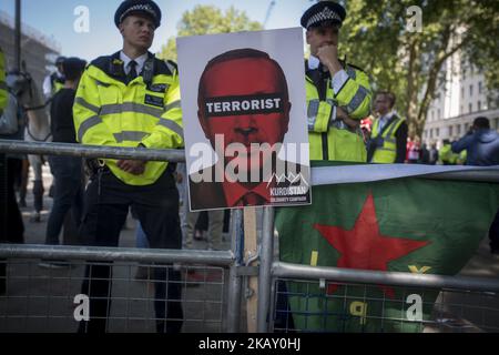 Ein Schild "Erdogan: Terrorist" während der Demonstration gegen den Besuch des türkischen Präsidenten in London, Großbritannien, am 15. Mai 2018. (Foto von Guillaume Pinon/NurPhoto) Stockfoto